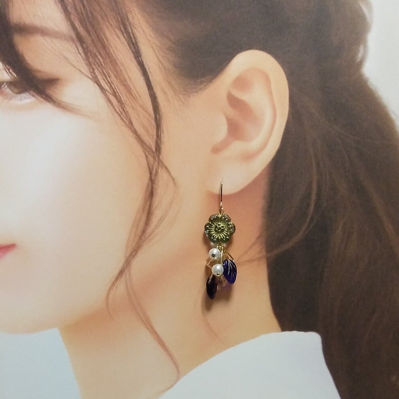 ピアス　イヤリング　チェコビーズ 天然石　ムーンストーン　アシンメトリー　花 ハンドメイド天然石アクセサリーショップ『Ange de aile』