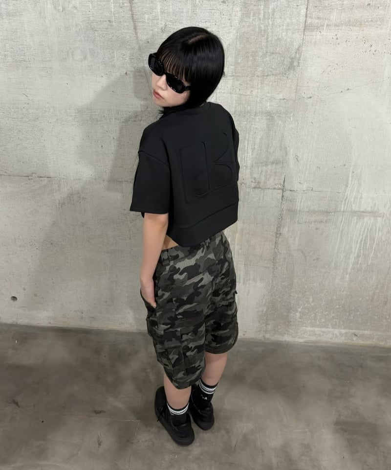 embossed cropped tee | KISS THE CLUB
