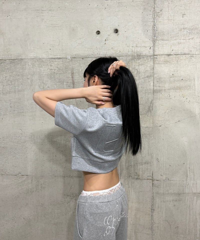 embossed cropped tee | KISS THE CLUB