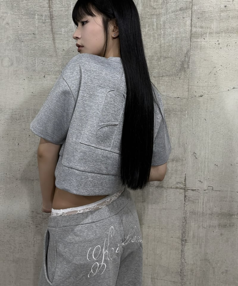 embossed cropped tee | KISS THE CLUB