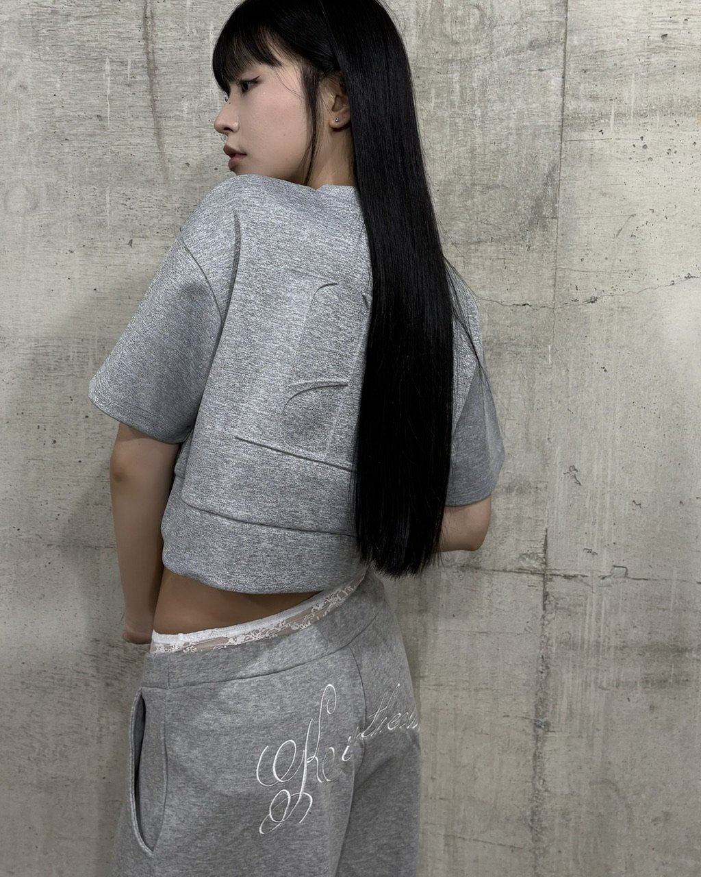 embossed cropped tee | KISS THE CLUB