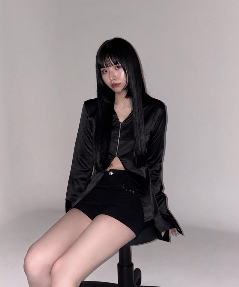 KISS THE CLUB スタッズ付き黒ショートパンツ satin luxe shirt | KISS