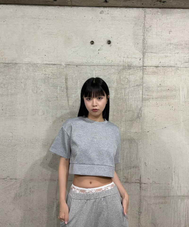 embossed cropped tee | KISS THE CLUB