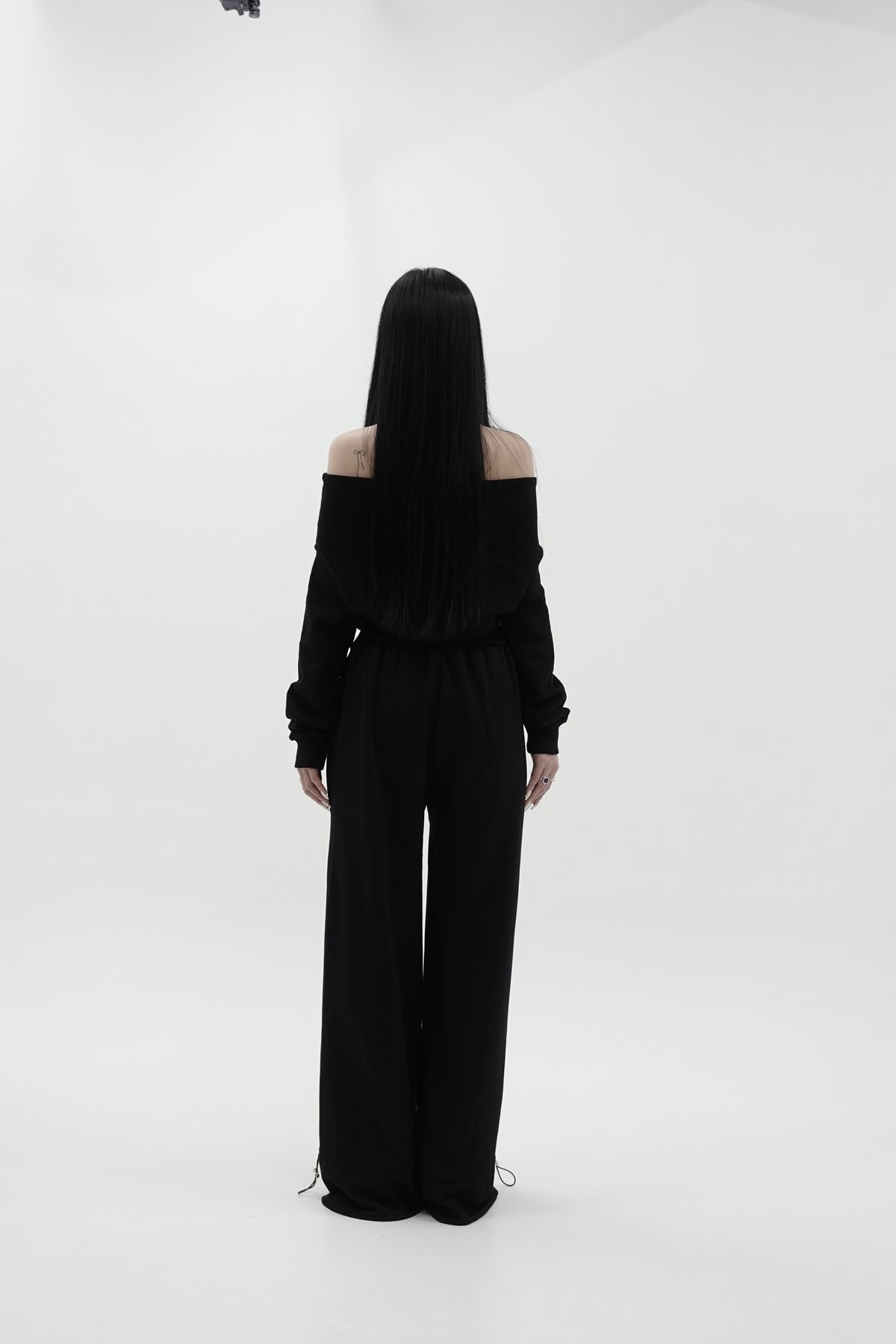 offshoulder sweat | KISS THE CLUB
