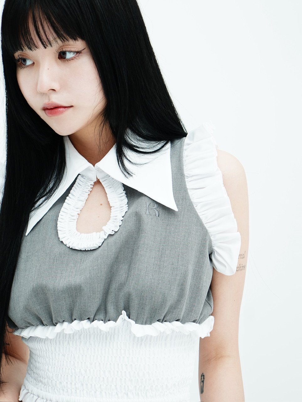 トップス kiss the club bare frill tops black 再入荷】bare frill tops | KISS THE CLUB