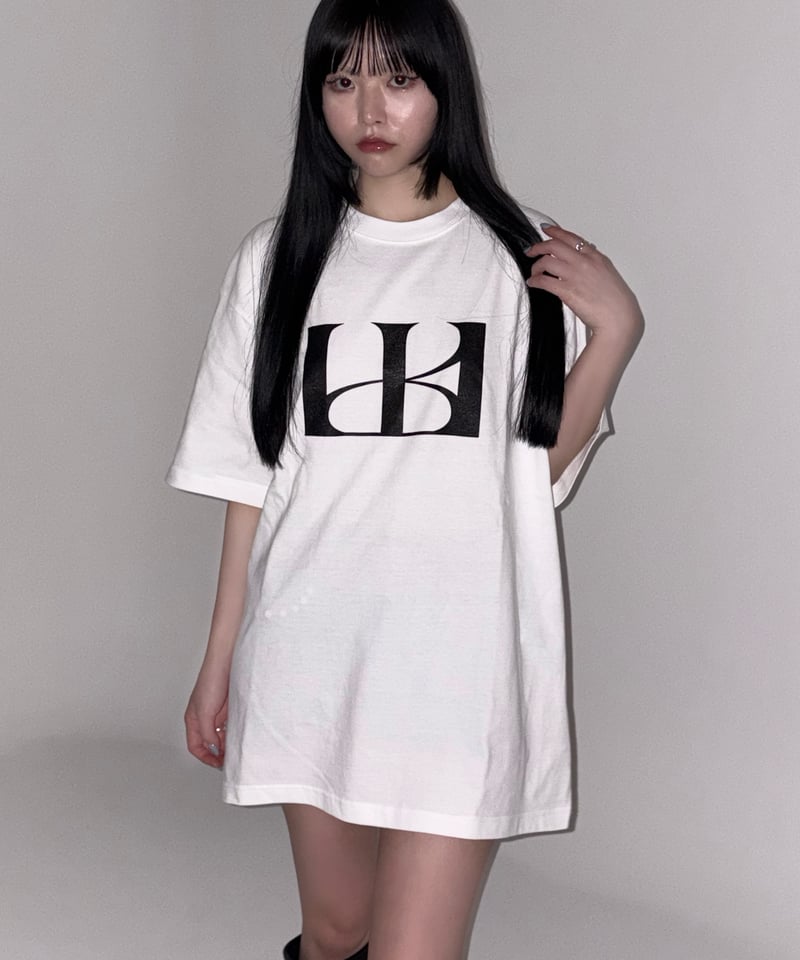 KISS THE CLUB ユニセックス長袖Tシャツ ホワイト KISS THE CLUB ユニセックス長袖Tシャツ ホワイト