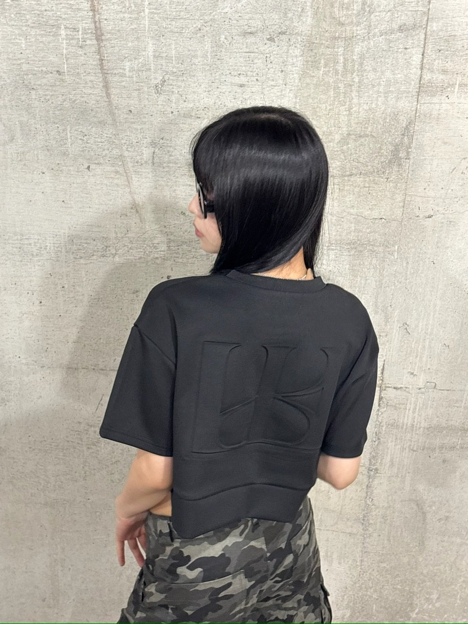 embossed cropped tee | KISS THE CLUB