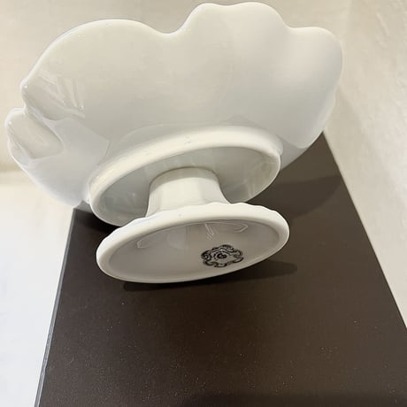 白い陶器のコンポート