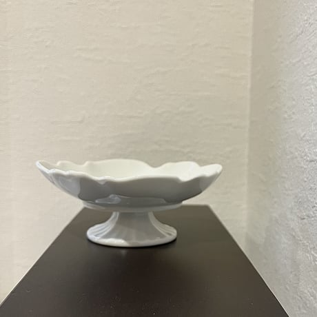 白い陶器のコンポート