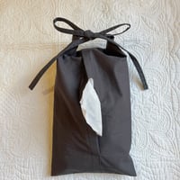 置いても掛けても使えるティッシュケース／ダークグレー
