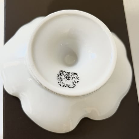白い陶器のコンポート