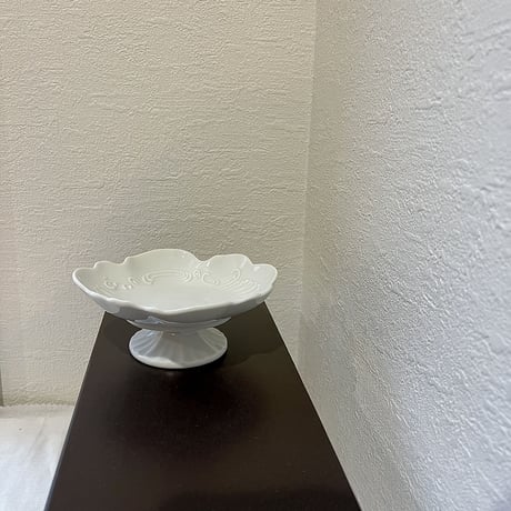 白い陶器のコンポート
