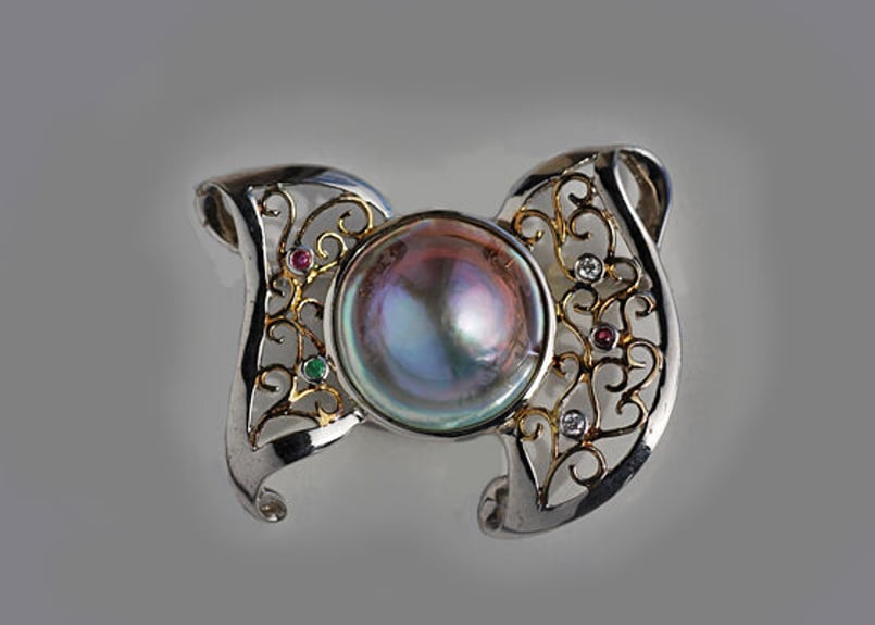 まべ貝ブローチ BN-11 | 貝工房 かざはな