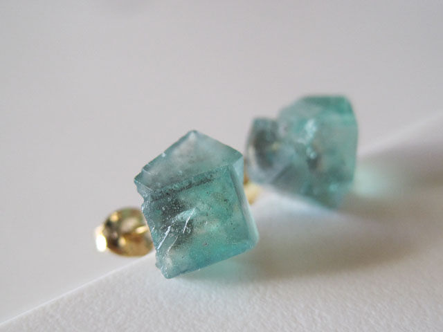 ロジャリーフローライト原石のピアス/蛍石/England Rogerly Mine 14kgf