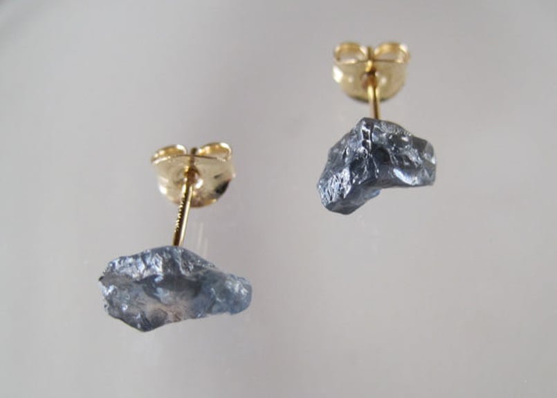 ブルーサファイアの原石ピアス 14kgf | Pomme