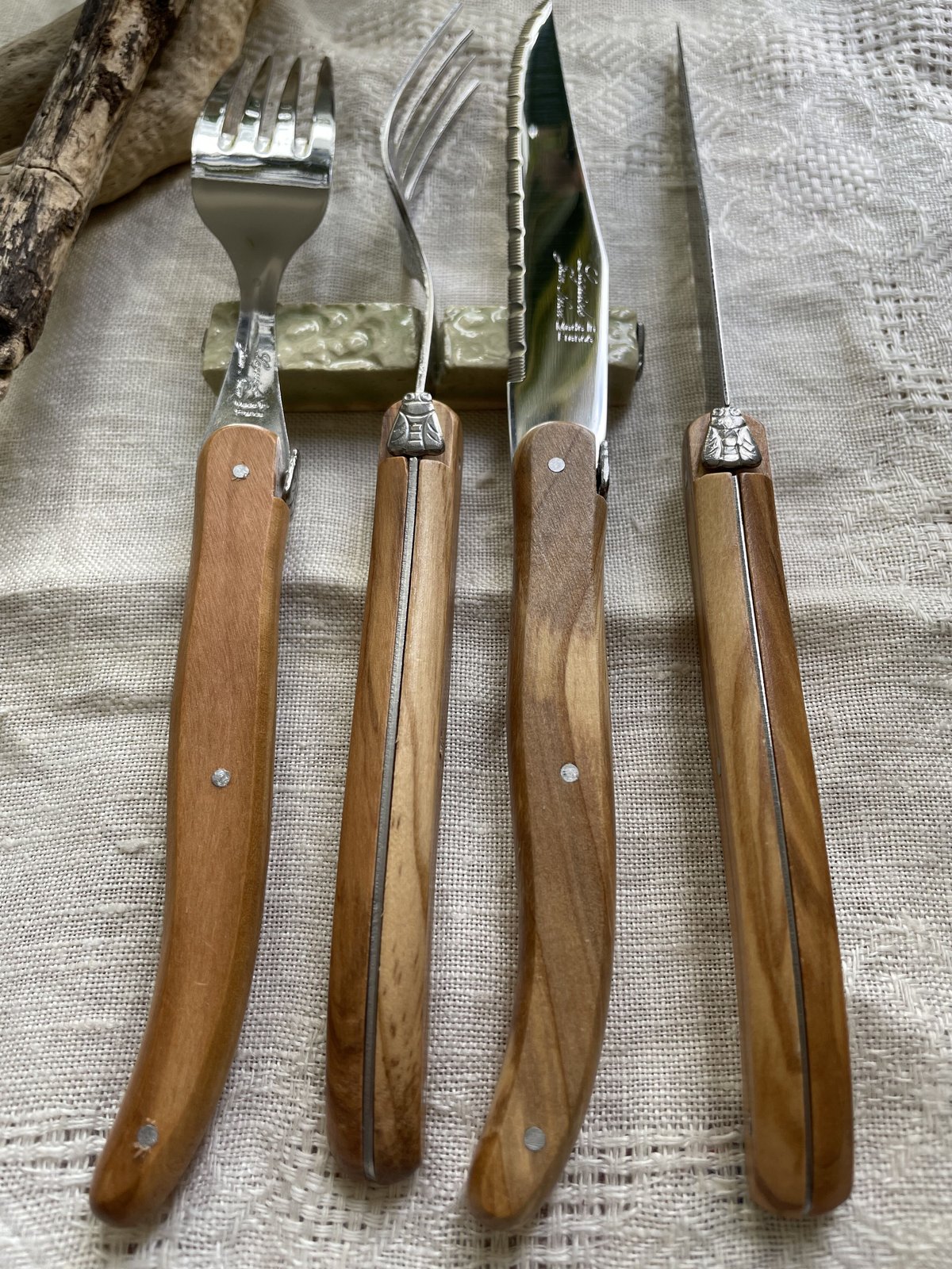量産品 オリーブナイフ2本🍴フォーク2本Laguiole ラギオール 量産品 オリーブナイフ2本🍴フォーク2本Laguiole ラギオール
