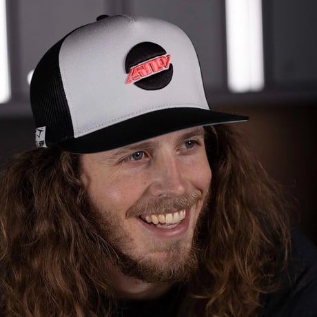 FIVE O NINE FLAT BILLED TRUCKER HAT<Sci-Fi White>