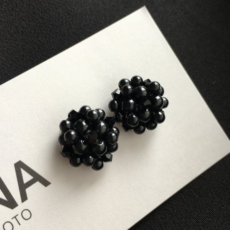 つぶつぶビジュー小粒イヤリング・ピアス ブラック | ANNA SAKAMOTO