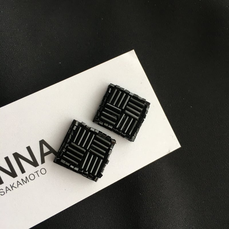 竹ビーズ刺繍ひし形ピアス ブラック | ANNA SAKAMOTO
