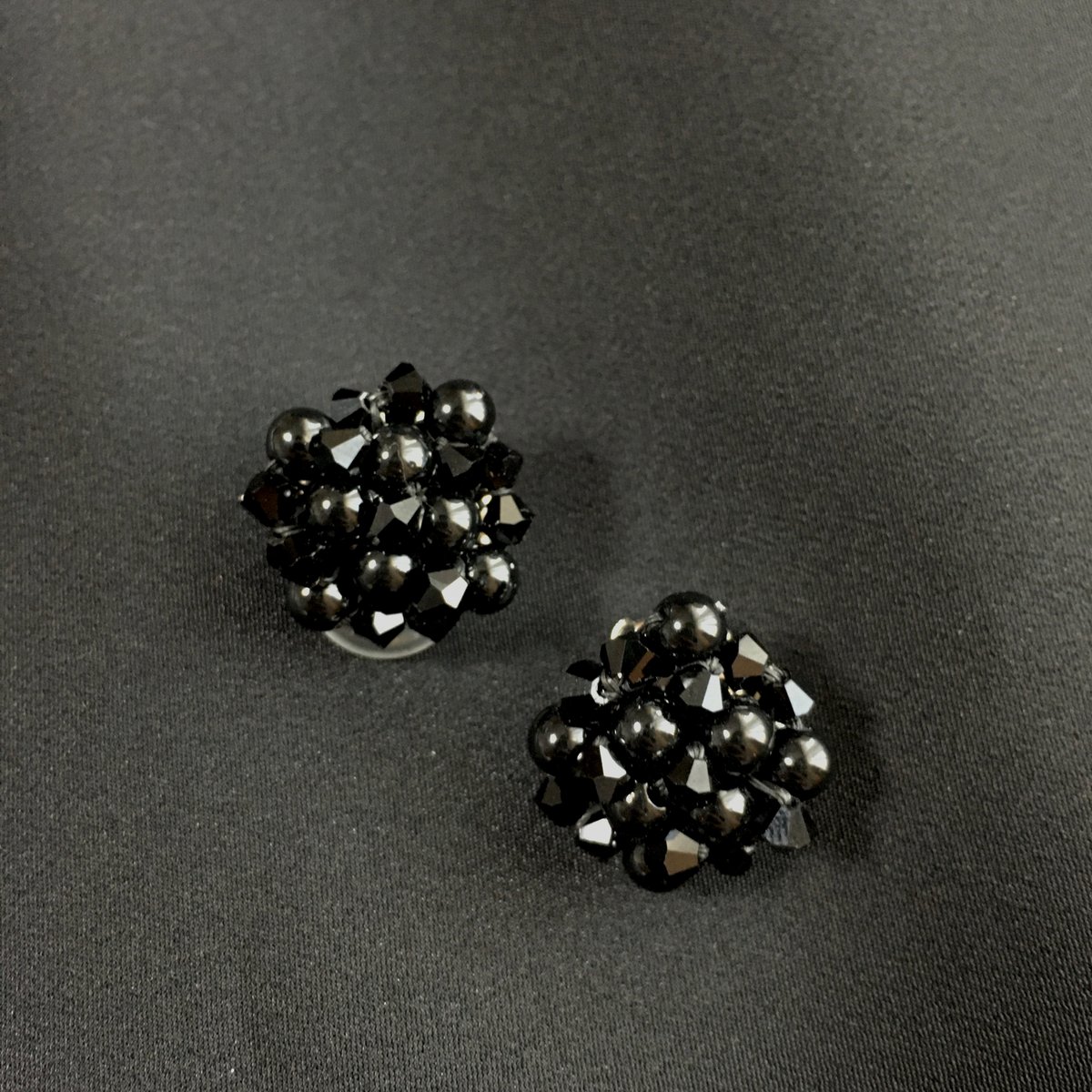 つぶつぶパールクリスタルピアス・イヤリング ブラック | ANNA SAKAMOTO
