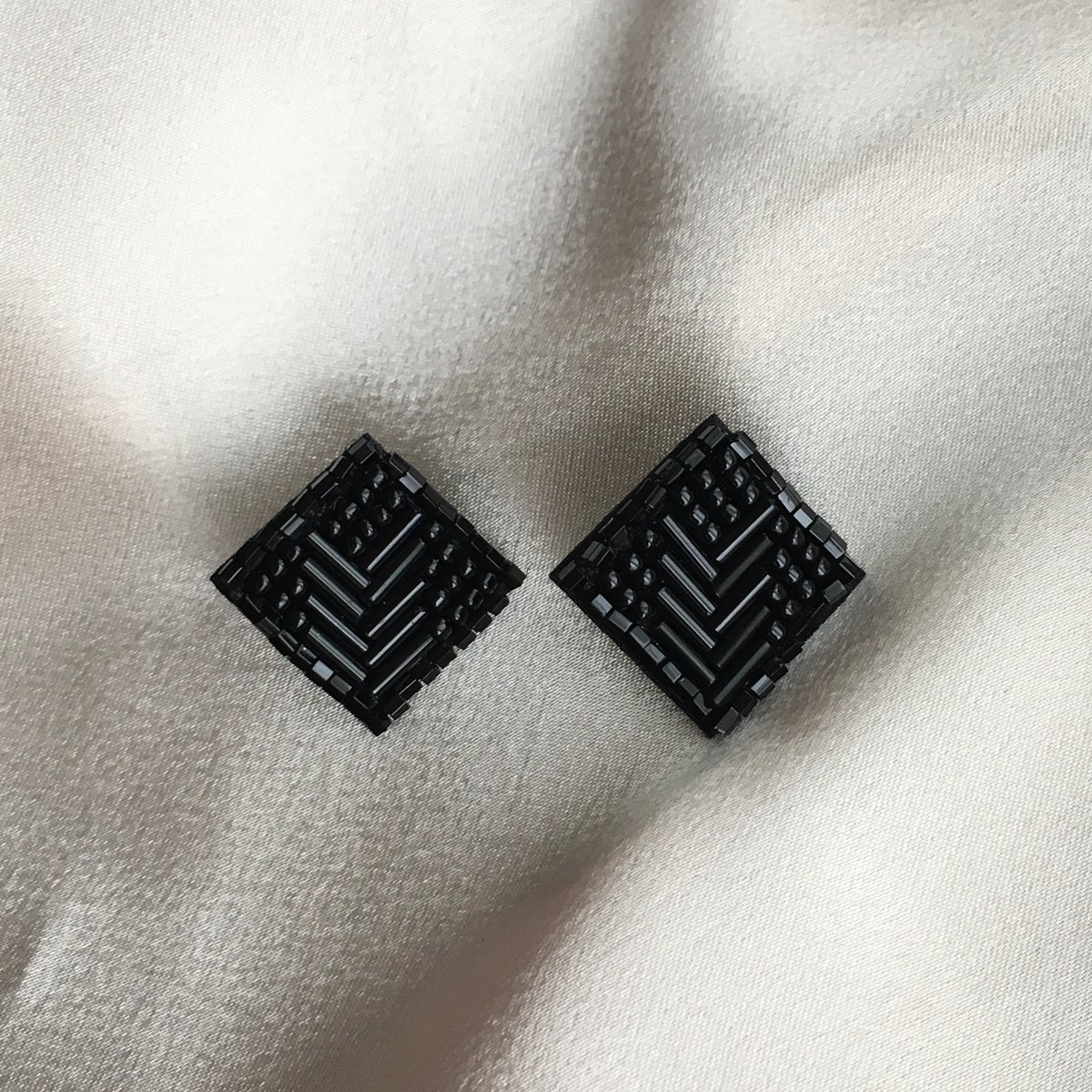 スクエアブラックビーズ刺繍ピアス | ANNA SAKAMOTO