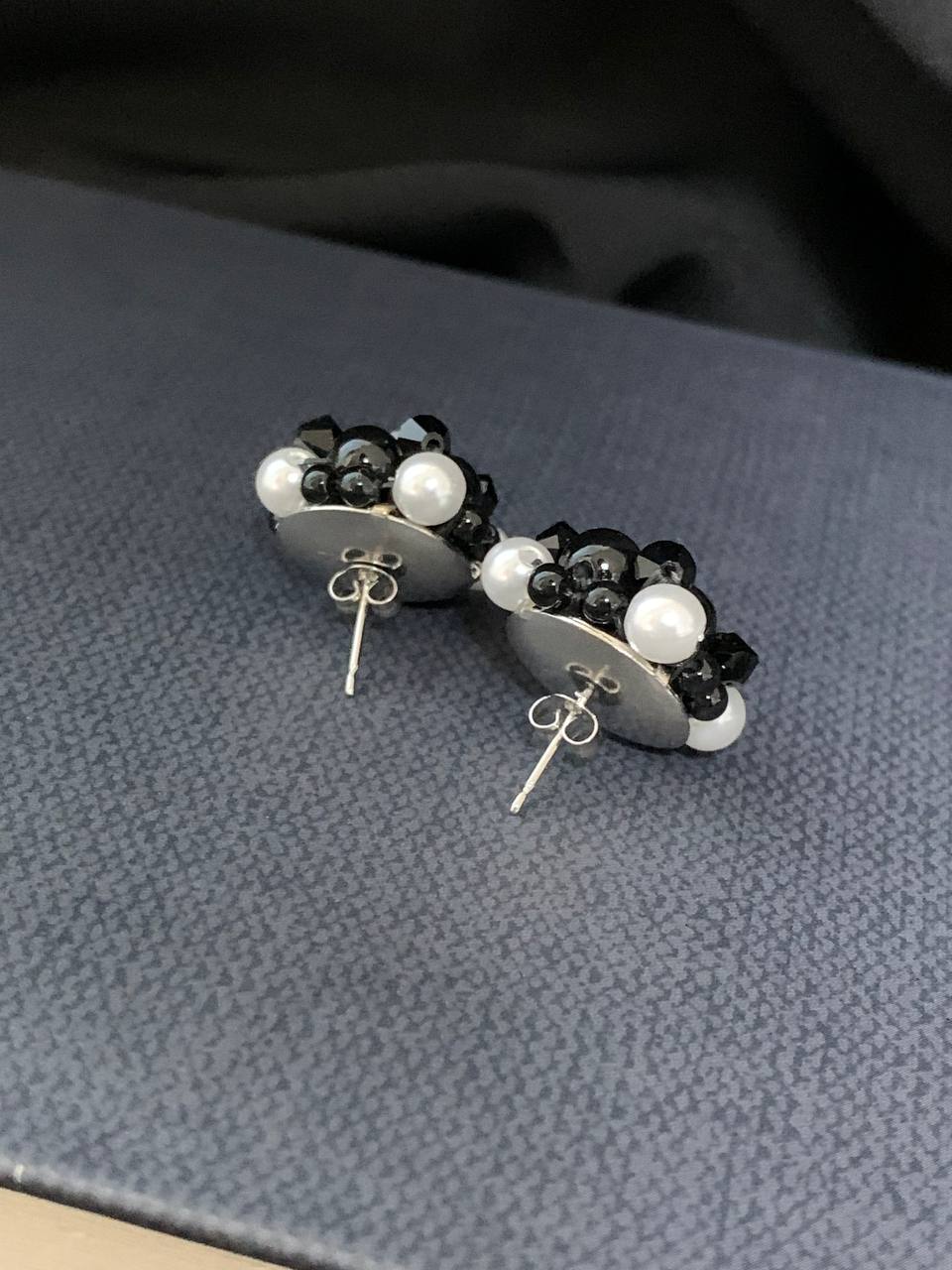 モノトーンパールクリスタルフラワーイヤリング/ピアス | ANNA SAKAMOTO