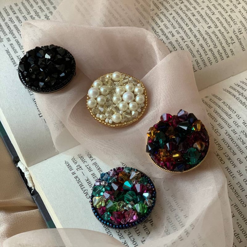 クリスタルのスカーフ留め マルチカラー | ANNA SAKAMOTO