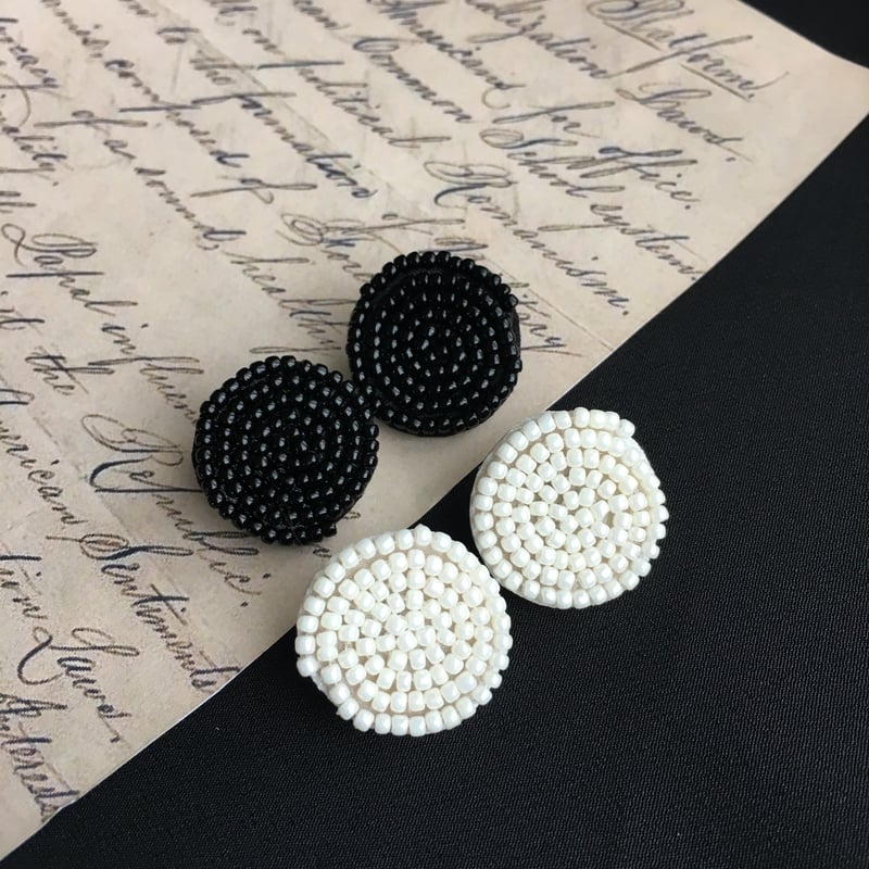 渦巻きデザイン刺繍ピアス ブラック/ホワイト | ANNA SAKAMOTO