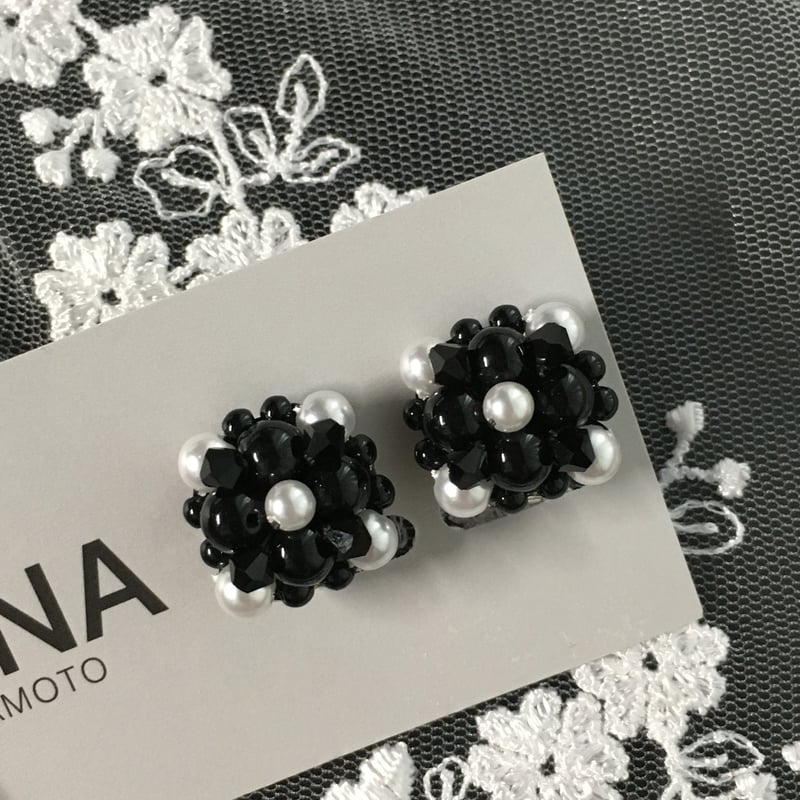 モノトーンパールクリスタルフラワーイヤリング/ピアス | ANNA SAKAMOTO