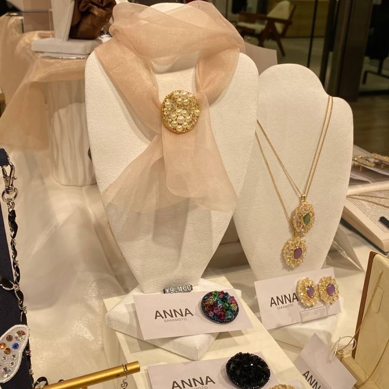 クリスタルのスカーフ留め マルチカラー | ANNA SAKAMOTO