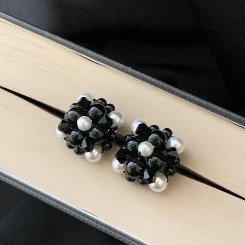 モノトーンパールクリスタルフラワーイヤリング/ピアス | ANNA SAKAMOTO