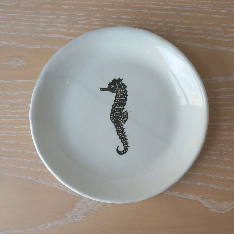 TAKUNOBU 粉引丸皿 タツノオトシゴ | knot Online