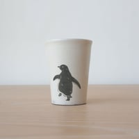 TAKUNOBU 粉引フリーカップ　アデリーペンギン（背向け）