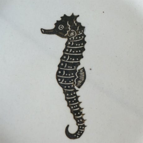 TAKUNOBU 粉引丸皿　タツノオトシゴ