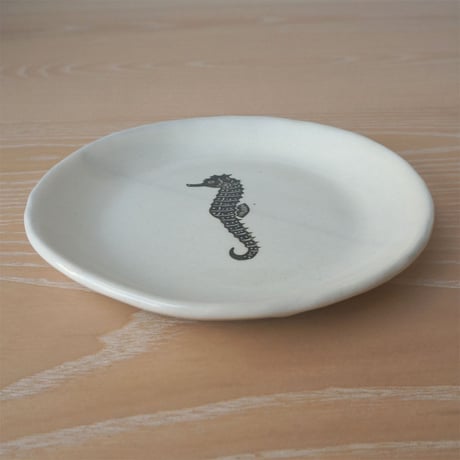 TAKUNOBU 粉引丸皿　タツノオトシゴ
