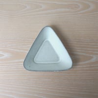 3RD CERAMICS　おつまみ皿（トライアングル）白