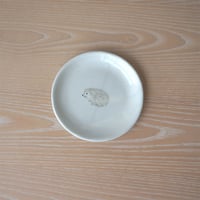 TAKUNOBU 粉引丸皿　ハリネズミ左