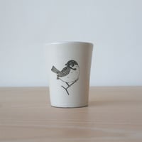 TAKUNOBU 粉引フリーカップ　佇むスズメ