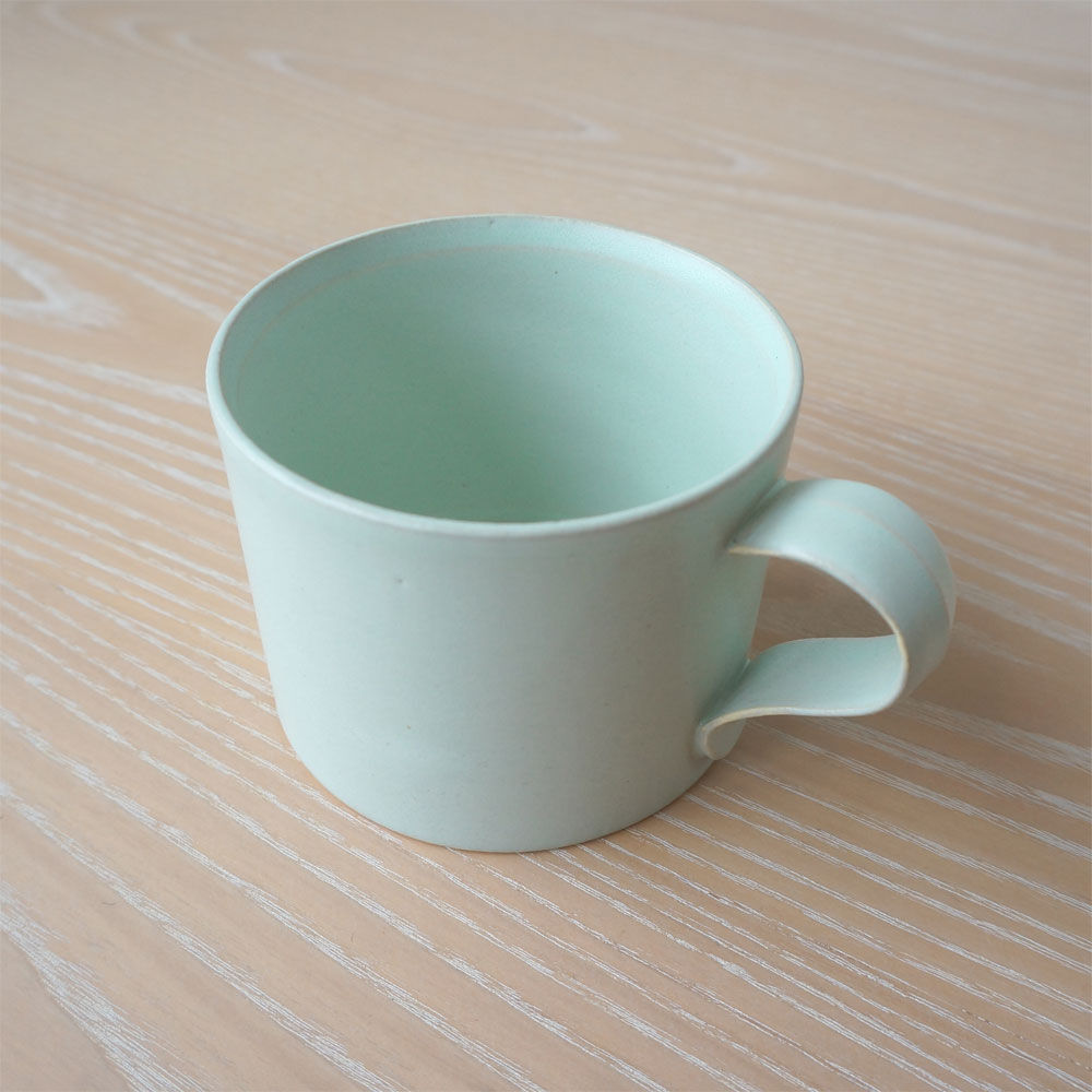 緑色のひび割れ釉の陶器カップ　清国から 緑色のひび割れ釉の陶器カップ 清国から 緑色のひび割れ釉の陶器