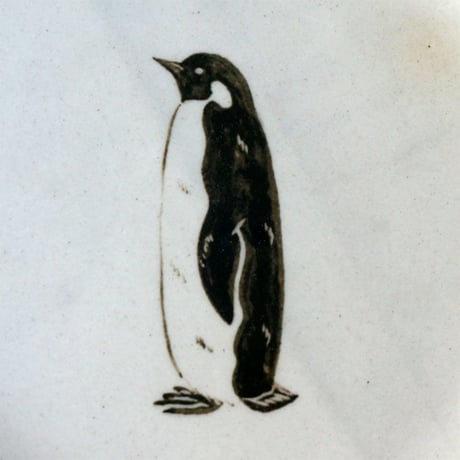TAKUNOBU 粉引丸皿　コウテイペンギン