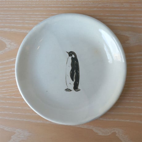 TAKUNOBU 粉引丸皿　コウテイペンギン
