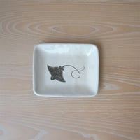 TAKUNOBU 粉引四角皿　マダラトビエイ
