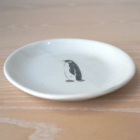 TAKUNOBU 粉引丸皿　コウテイペンギン