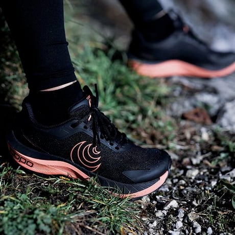 【Topo Athletic】MTN RACER 4 (Black/Rose)
