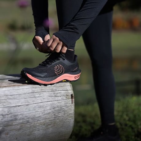 【Topo Athletic】MTN RACER 4 (Black/Rose)
