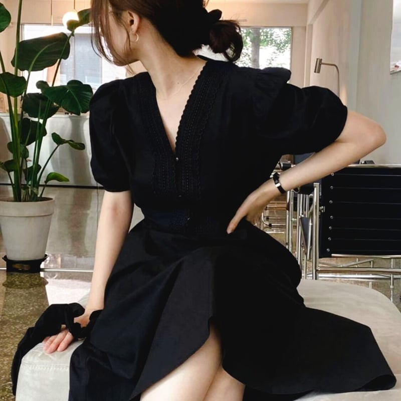 Vレースネックパフ半袖ワンピース【ブラック／アイボリー