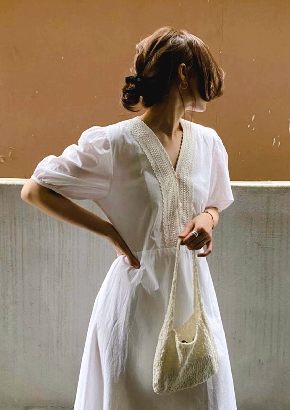 Vレースネックパフ半袖ワンピース【ブラック／アイボリー