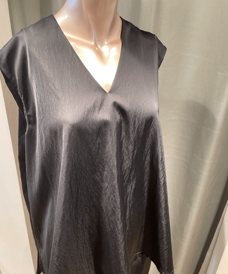 08sircus / s23AW-TS06 / Milling satin  V-neck sleeveless top