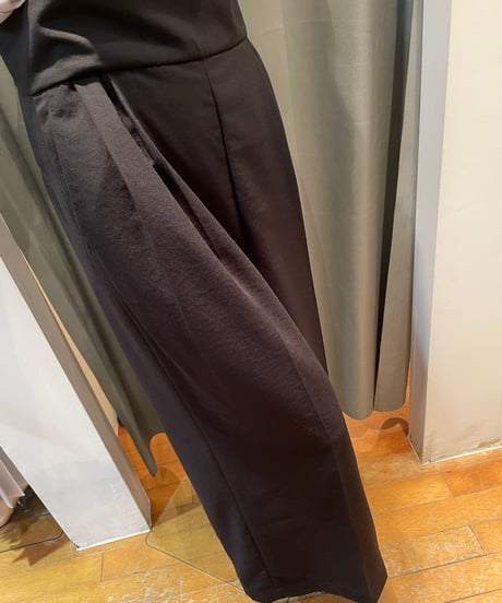 Audrey and John Wad / L4303 /ストラップショルダー付きタックパンツ