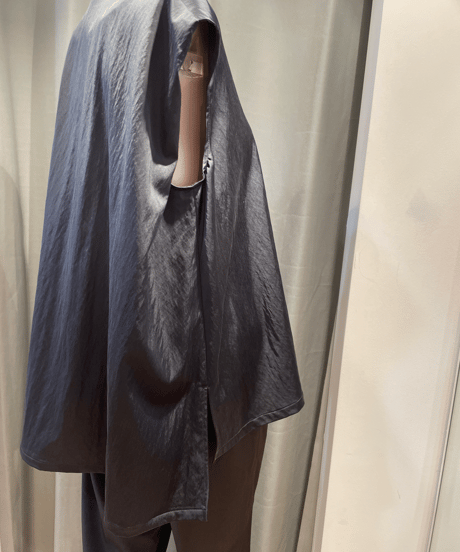 08sircus / s23AW-TS06 / Milling satin  V-neck sleeveless top